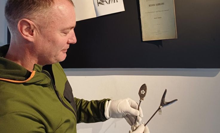 Sammlungsleiter Gunter Bittermann mit seinen Lieblingsstücken (Foto: Stadtmuseum)