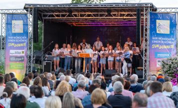 Chorkonzert bei Sonnenuntergang in Ried