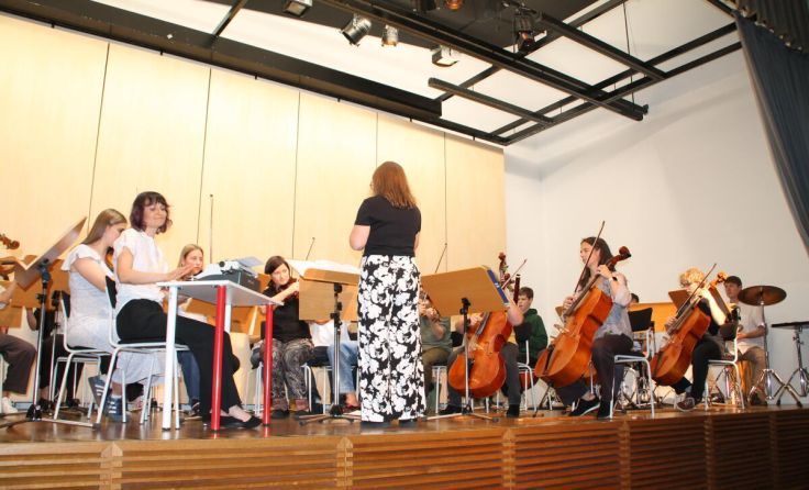 Darbietung von Orchester mit Schreibmaschine (Solistin Martina Berner) (Foto: LMS Kirchdorf)
