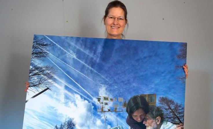 Magdalena Frey mit einem Werk aus ihrer Serie „Im Hier und Dort“. (Foto: M. Frey)