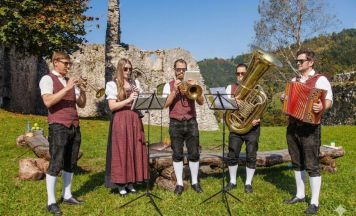 Bunte Sommerreihe auf der Losensteiner Burgruine