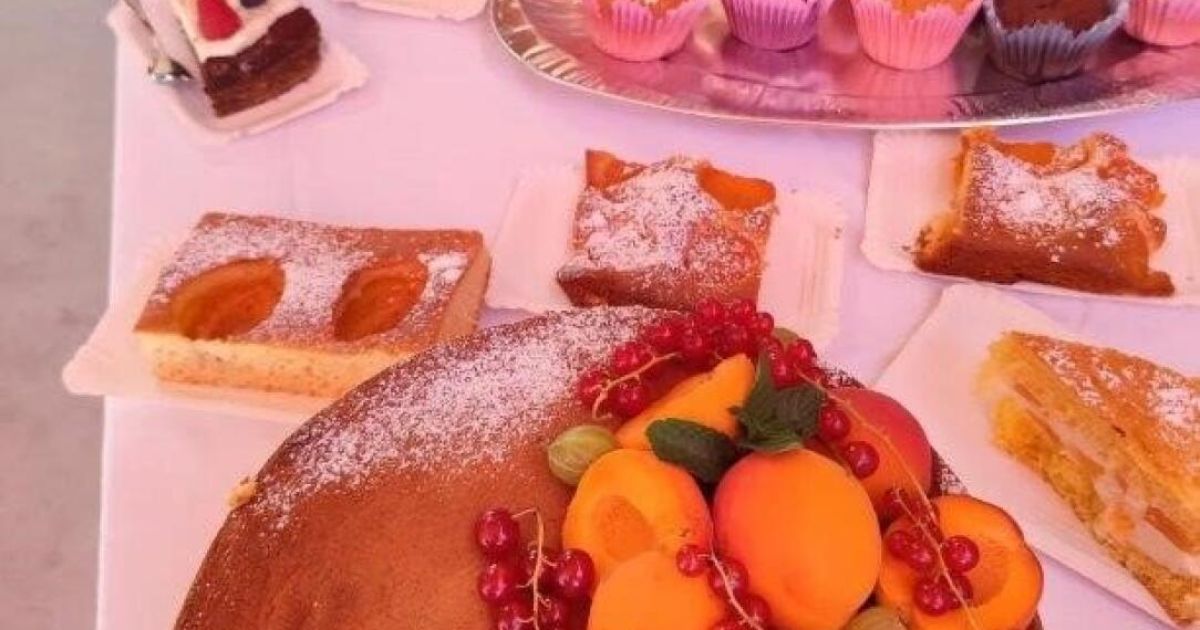 Badegäste backen für Kuchenfest in der Steyrer Schwimmschule