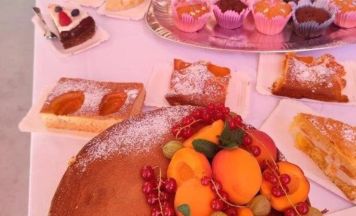 Badegäste backen für Kuchenfest in der Steyrer Schwimmschule