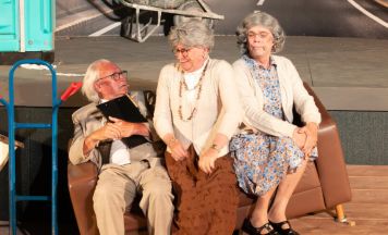 Theater am Fluss: „Spitzen“-Komödie feierte Premiere