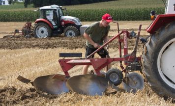 Bezirkspflügen: Wettkampf um die schönsten Furchen in Pfarrkirchen