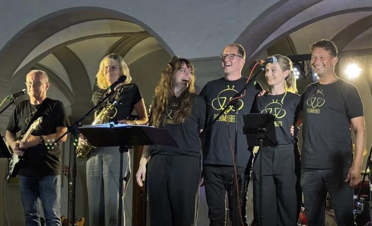 Bringen Musik aus den letzten fünf Jahrzehnten auf die Bühne: The Bumblebees (Foto: Harald Pixner)