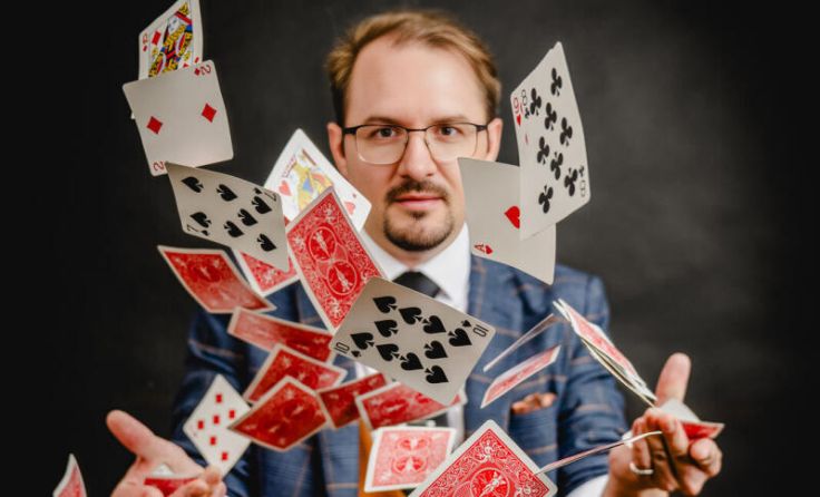 Harry Fontaine bietet Kartenkunst im Alten Theater. (Foto: Rainer Benatzky)