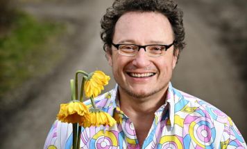 Didi Sommer bei Benefizkabarett gegen Kinderarmut in Steyr