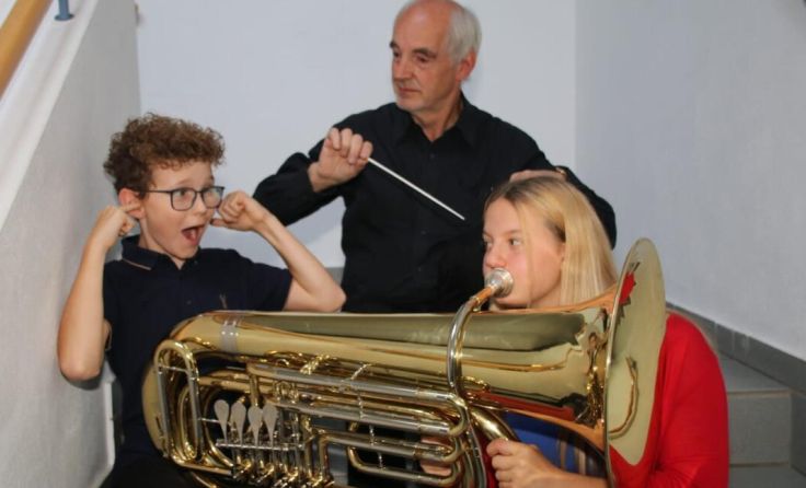 Kapellmeister Peter Schraml mit Jonas Großauer und Emilia Oberforster (Foto: Josef Gschwandl)