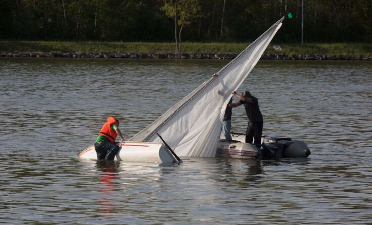 Die Feuerwehrleute richteten das gekenterte Segelboot wieder auf. Fotos: BFK Krems/ M. Wimmer