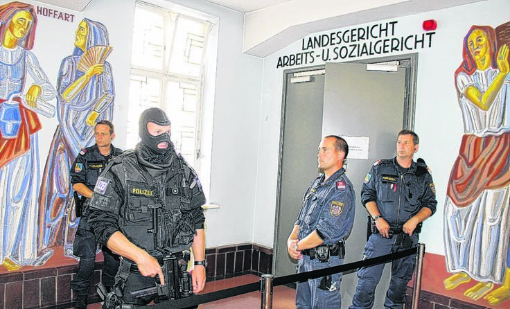 Das Landesgericht stand am Dienstag erneut unter Polizeischutz. Foto: Brandt