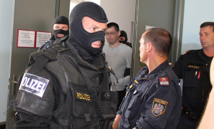 Der Angeklagte wurde an allen drei Prozesstagen schwer bewacht. Foto: Brandt