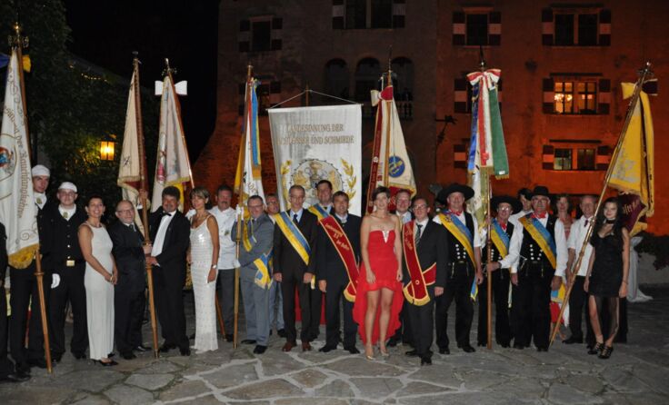 Mit dem Einzug der Zünfte in den Schlosshof wurde der Ball eröffnet
