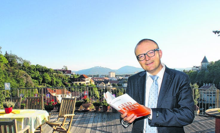 Autor Gernot Benesch mit seinem Buch „Geld oder Leben“ Foto: Galila Verlag