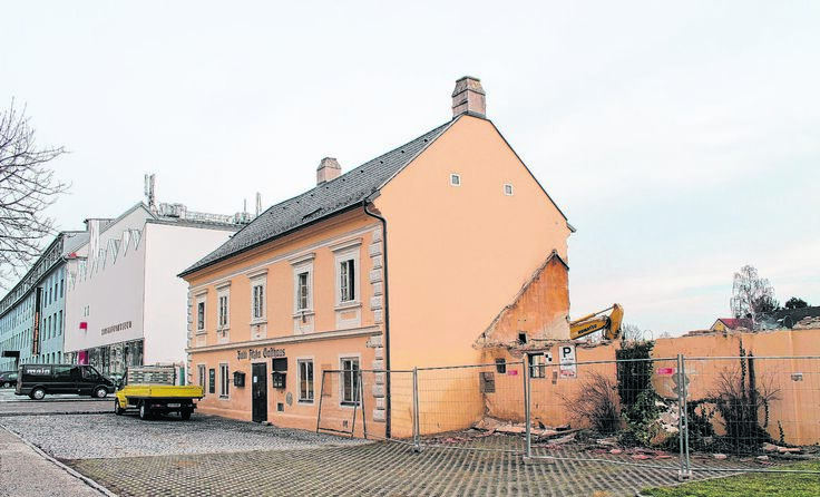Das Gasthaus Hofbauer wird derzeit abgerissen. Foto: Brandt