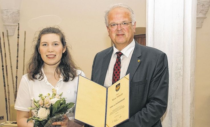 Stadtchef Reinhard Resch gratuliert Soleil Fröhlich zu ihrem Erfolg.Foto: Stadt Krems