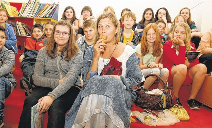 Märchenerzählerin Dena Seidl zog das junge Publikum in ihren Bann. Foto: Stadt Krems
