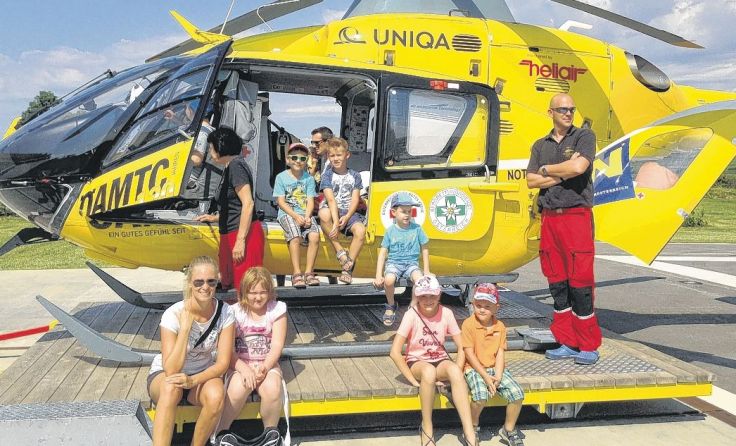 Die Teilnehmer durften unter anderem den Notarzthubschrauber erkunden.