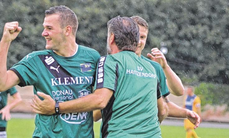 Torjubel um Patrick Denk Foto: Reisinger