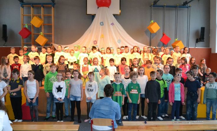 Mit ihren Darbietungen feierten die Kinder die Eröffnung ihrer neuen Schule.
