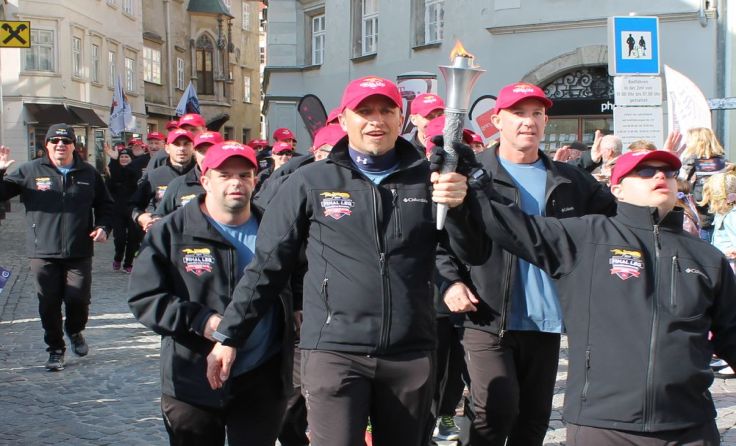 Die Teilnehmer des Fackellaufs beim Zieleinlauf am Kremser Dreifaltigkeitsplatz. Foto: Brandt
