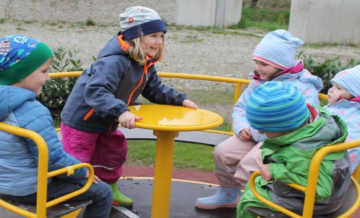 Die Kinder nahmen die neuen Spielgeräte sofort in Beschlag. Fotos: Brandt 