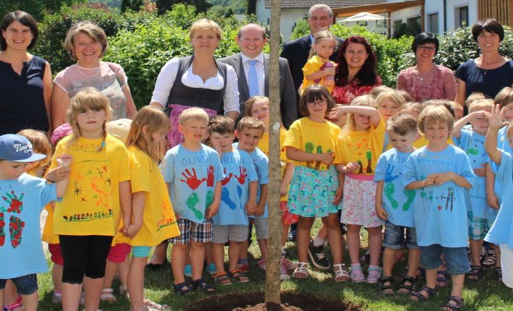 Die Ehrengäste freuen sich mit den Kindern über die Eröffnung.