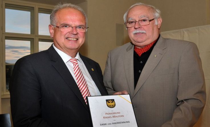 Bürgermeister Reinhard Resch (l.) ehrte Peter Juster. Foto: Stadt Krems
