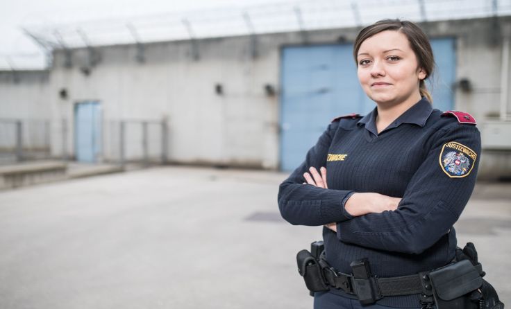 Bis Ende Dezember kann man sich für die Justizwache bewerben. Foto: BMJ, Daniel Schalhas