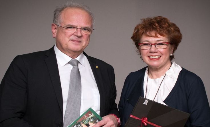 Stadtchef Reinhard Resch bedankte sich bei Annemarie Donabaum. Foto: Heinz Riedmüller/ Stadt Krems