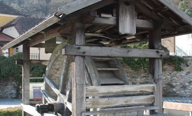 Das Wasserrad ist ein Blickfang in Mühldorf. Foto: Brandt