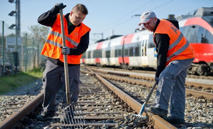 Unter anderem wird das Schotterbett erneuert. Foto: ÖBB