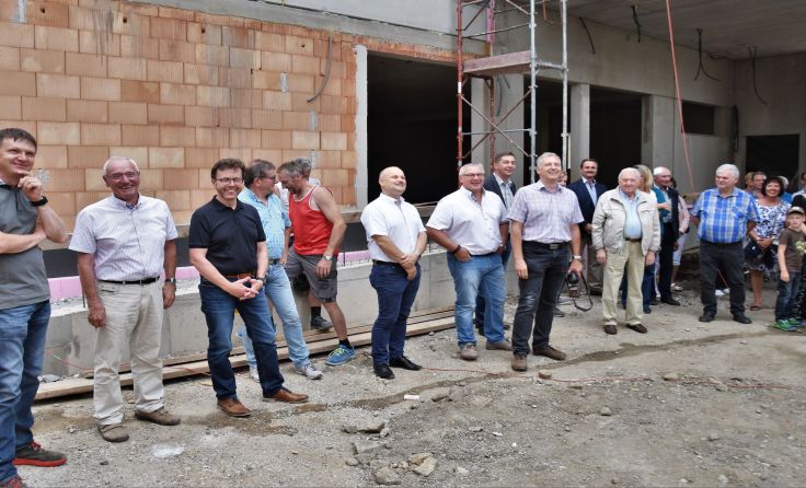 Zahlreiche Gäste kamen zur Gleichenfeier auf die Baustelle. Fotos: Gerhard Geisberger