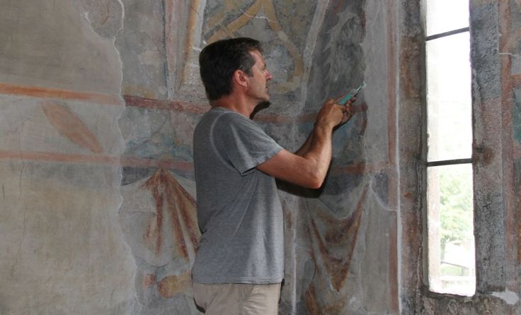 Restaurator Jörg Riedel bei der Arbeit in der Göttweigerhof-Kapelle. Foto: Stadt Krems