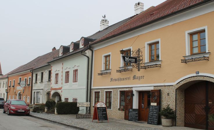 Die Häuser bestechen mit ihren liebevoll hergerichteten Fassaden. Fotos: Brandt
