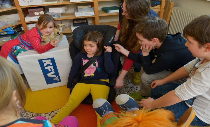 Die Volksschüler durften unter anderem im Kindersitz Probesitzen. Foto: KFV