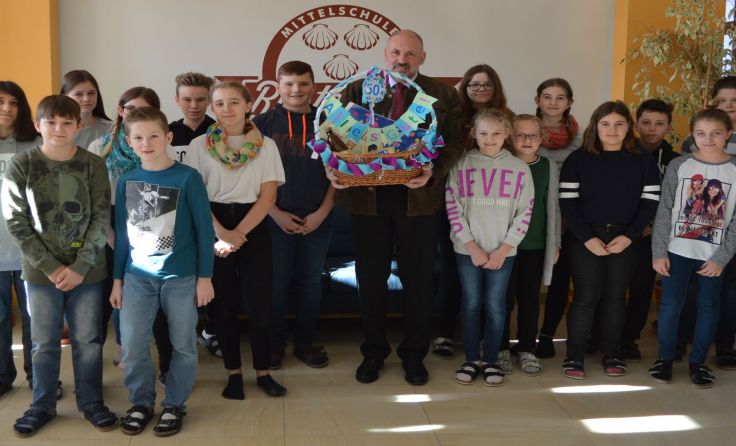 Die Schüler ließen ihren Direktor hochleben. Foto: NMS Rastenfeld