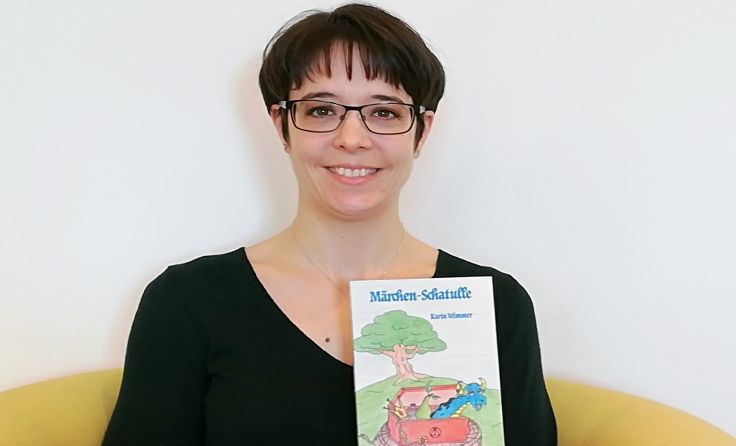 Autorin Karin Wimmer mit ihrer „Märchen-Schatulle“. Foto: Wimmer
