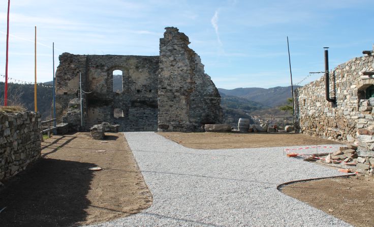 Der Innenhof der Ruine wird mit Rasen und Rosen aufgewertet. Foto: Brandt