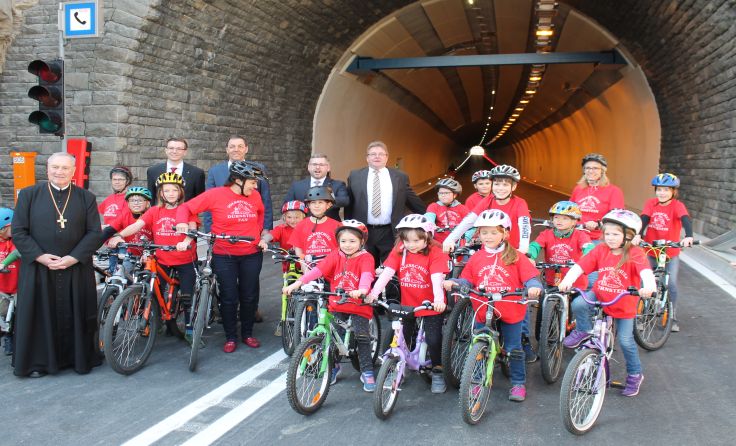 Die Dürnsteiner Volksschüler waren die ersten, die durch den Tunnel fahren durften. Foto: Brandt