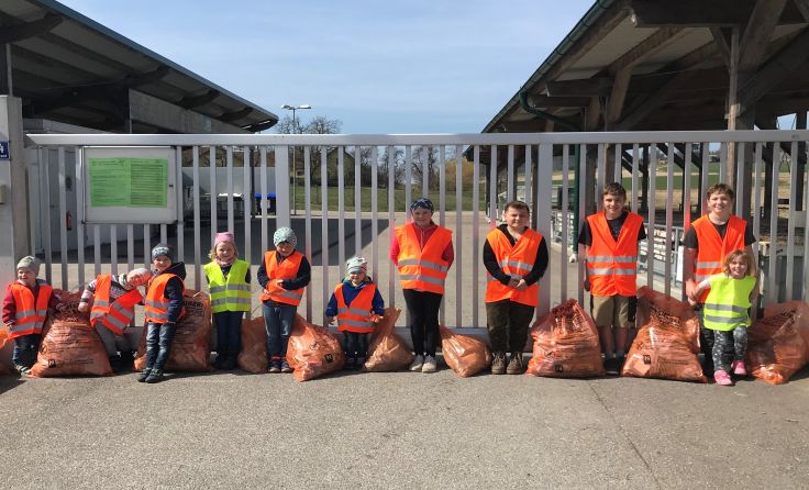 Auch 11 KInder packten kräftig mit an. Foto: Gemeinde St. Leonhard/Hw.
