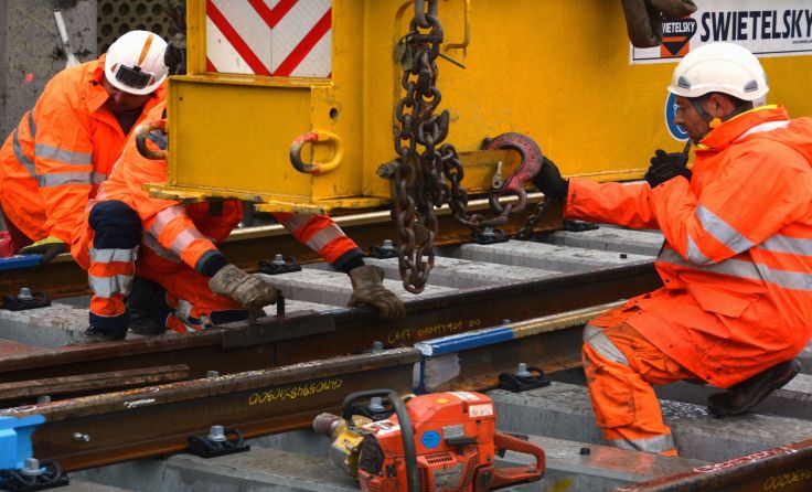 Unter anderem werden auf der Bahnstrecke Weichen getauscht. Foto: ÖBB / Duchatczek