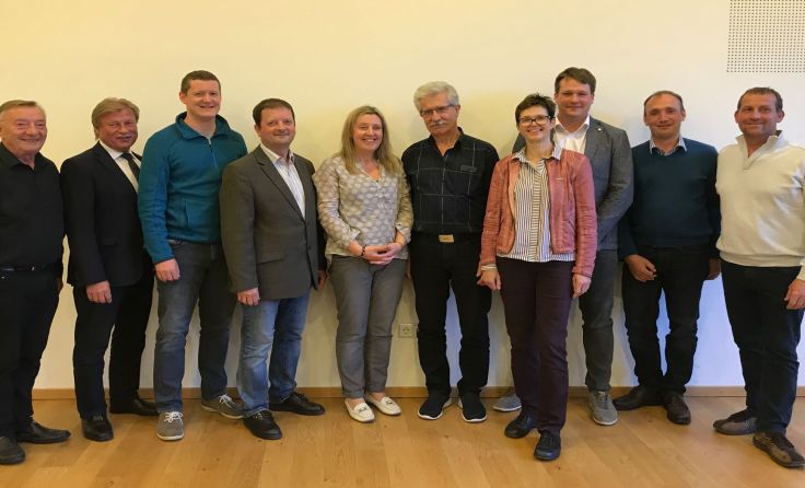Der alte und neue Vorstand, in der Mitte die neue Obfrau Gabriela Hüther. Foto: DEV "Unser Gmoa"