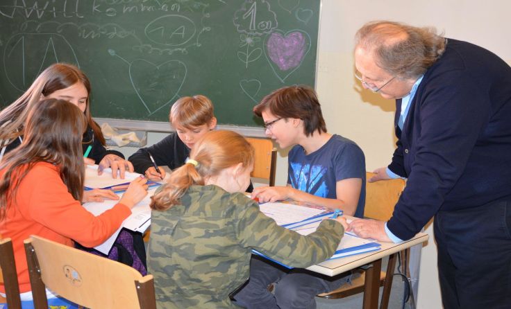Die Schüler beim Drehbuchworkshop mit Milan Dor. Foto: Roswitha Springschitz
