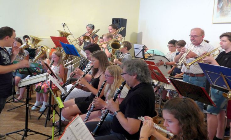 Die 35 Musiker in Aktion. Foto: Musikschule Gföhl