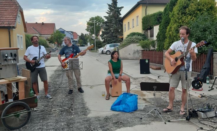 Günther Winter mit Band sorgte für Stimmung. Foto: Volkspartei Krems