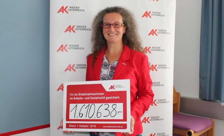 Bezirksstellenleiterin Doris Schartner präsentiert Halbjahresergebnis. Foto: Brandt