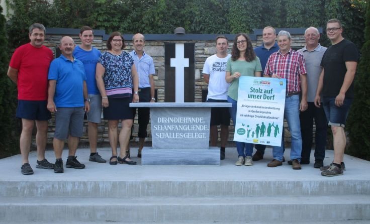 Das sanierte Kriegerdenkmal in Großreinprechts mit Helfern. Foto: Gemeinde Lichtenau