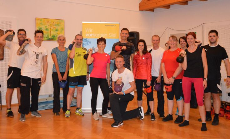 Trainer Johannes Blauensteiner zeigte den Teilnehmern Übungen mit Kettlebells. Foto: NÖGKK