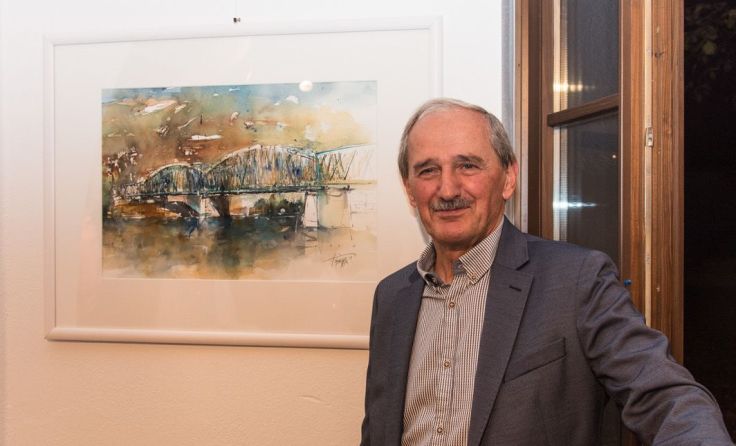 Künstler Fritz Heidecker vor einem seiner Werke. Foto: Kulturverein Paudorf
